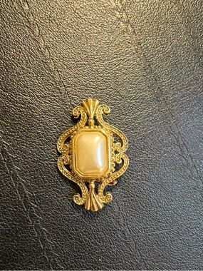 Vintage-Inspired Gold Filigree Brooch with Cream Cabochon